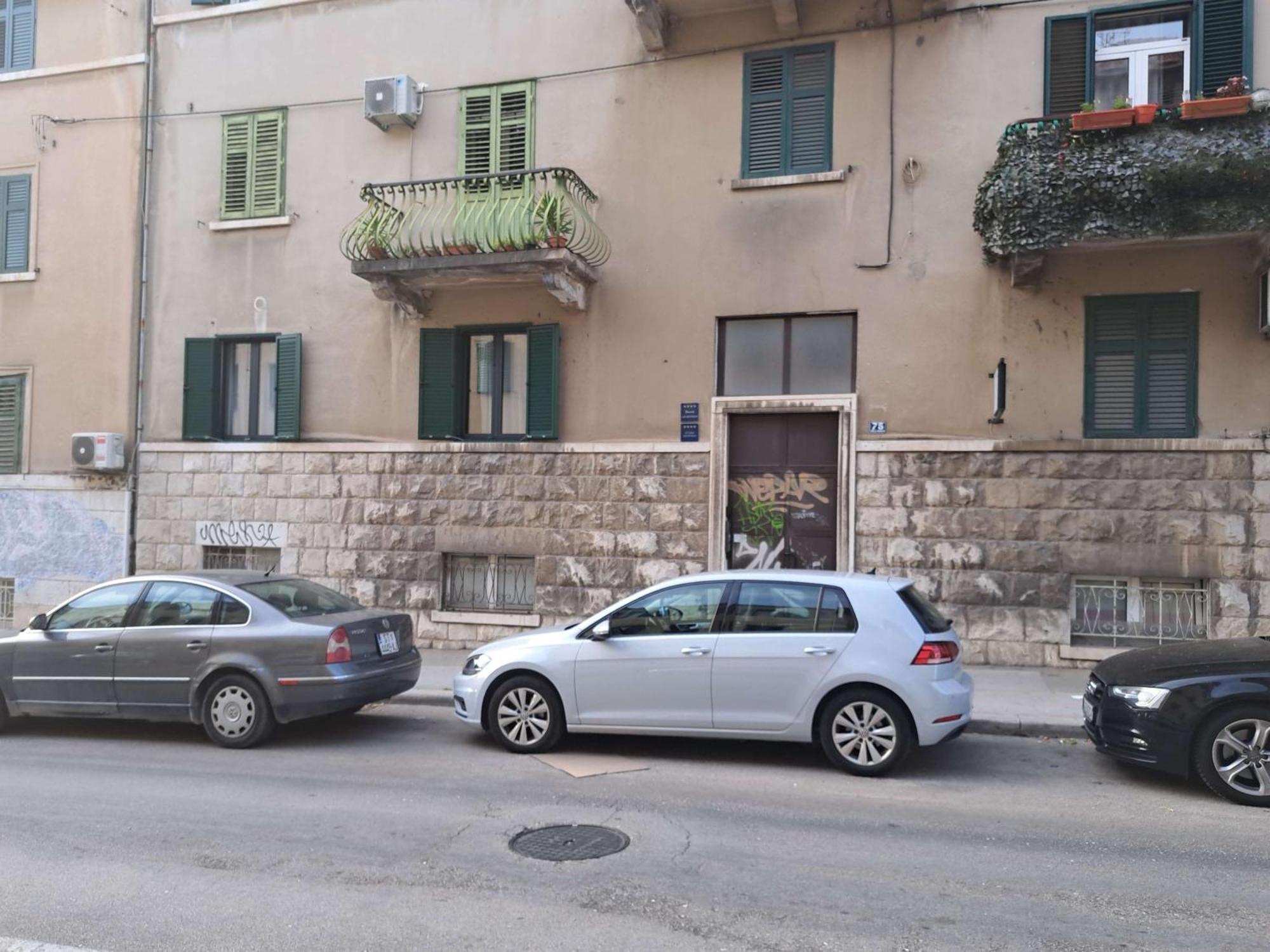 With A Parking Space - 23492 * Split